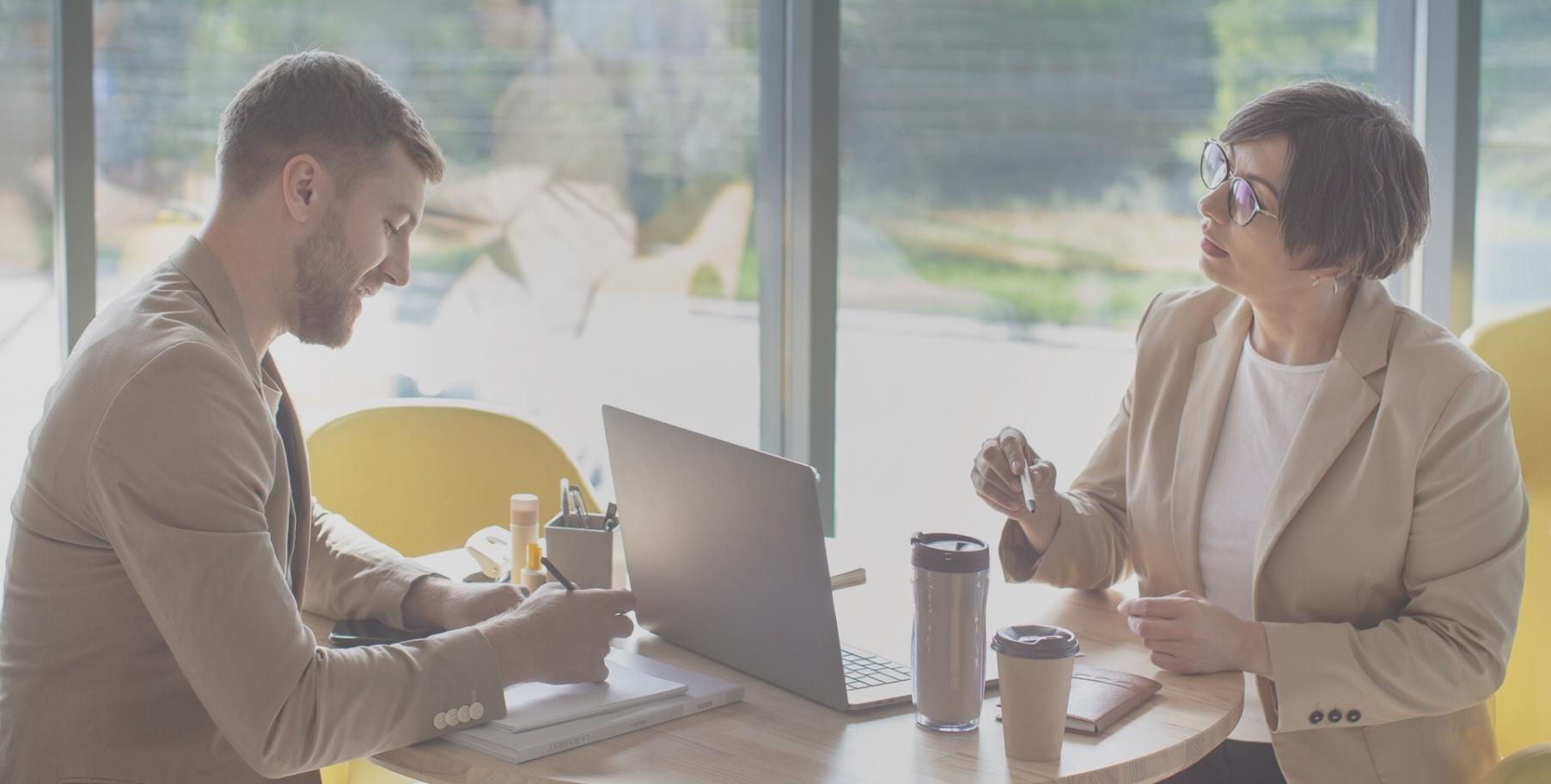 Moderne Büroumgebung für Startup-Beratung